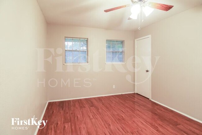 Building Photo - 4415 Akard St