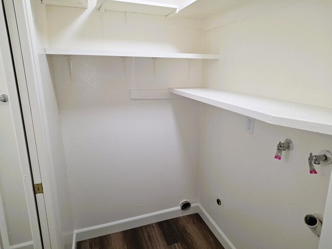 Building Photo - 923 Minnewawa Ave