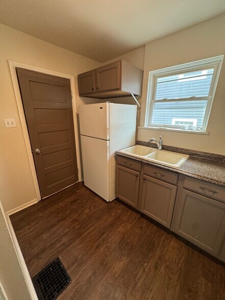 Kitchen - 1280 Section Rd