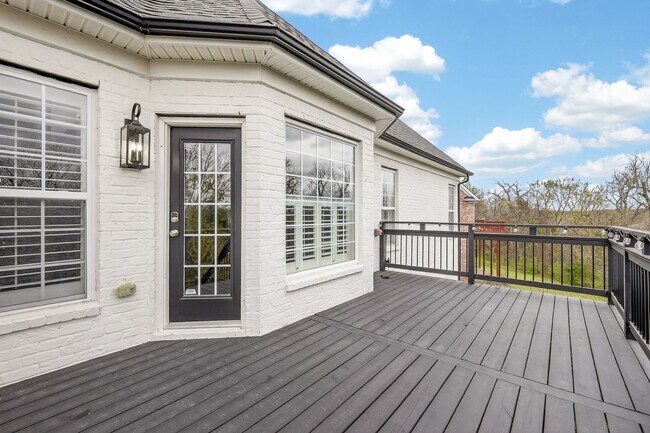 Building Photo - Beautiful 6BR Executive Brentwood Home with Pool