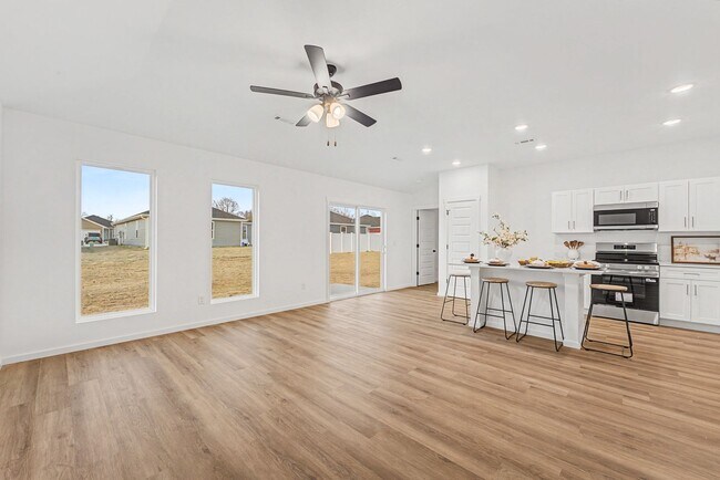 Building Photo - 3 Bed, 2 Bath Home !!