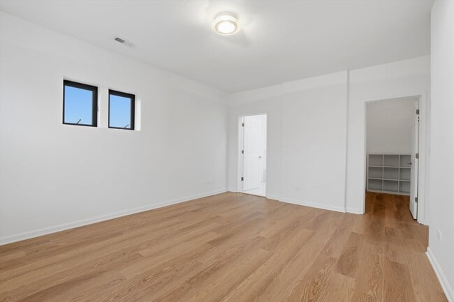 Building Photo - 7308 S Ridgeland Ave