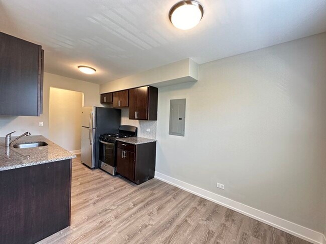 Building Photo - 533 W Surf St