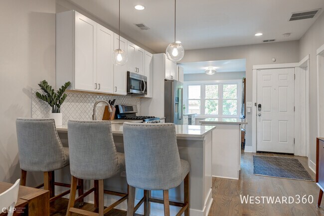 Building Photo - 2344 N Oakley Ave