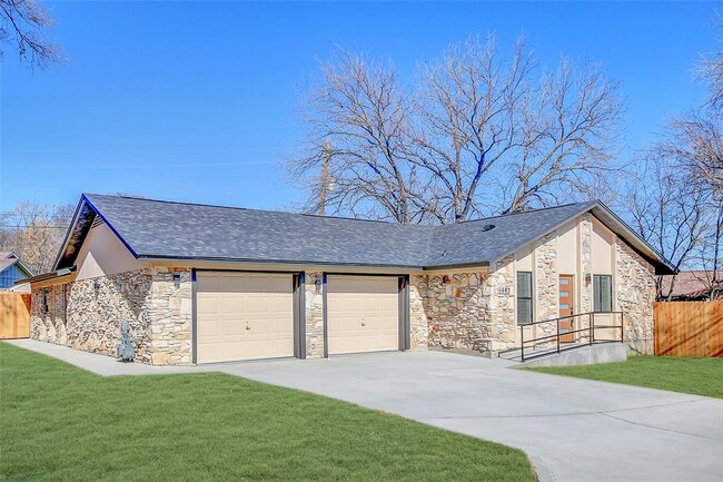 Building Photo - 1402 Valleyridge Cir