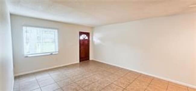 Building Photo - Cute 2/1 duplex - Freshly painted