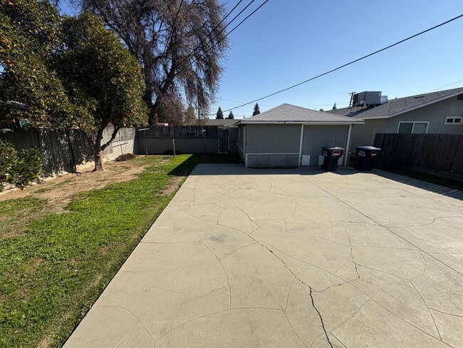 Building Photo - Cozy Home On Spacious Lot near Ballpark coming soon!