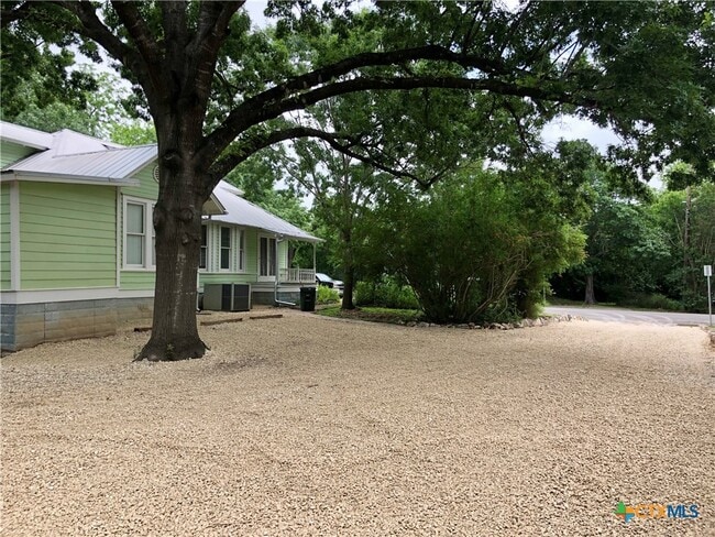 Building Photo - 414 W San Antonio St