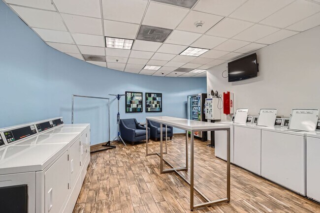 Building Photo - 100 Park Ave W