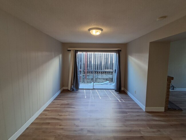 Building Photo - Roseville 2 Bedroom Duplex, New Carpet, Central Heat and Air, Large Fenced Yard