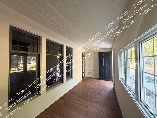 Building Photo - 99 Custer St