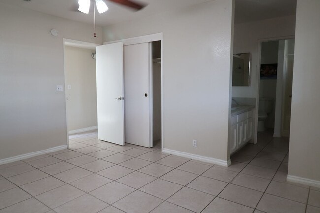 Building Photo - 528 S Sorrel St