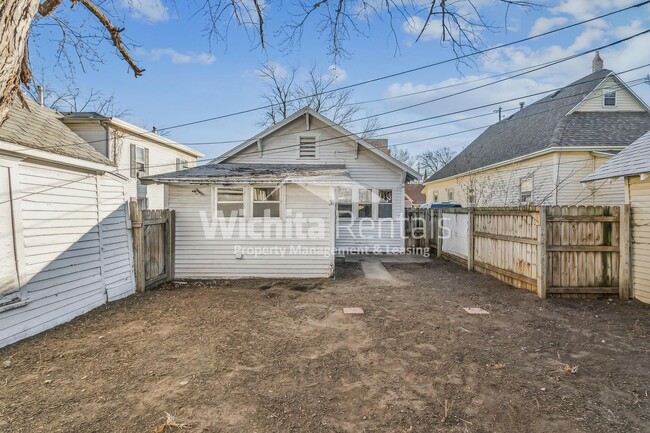 Building Photo - Newton house available for rent!