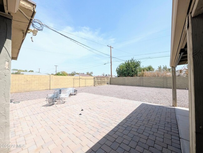 Building Photo - 2443 E Earll Dr