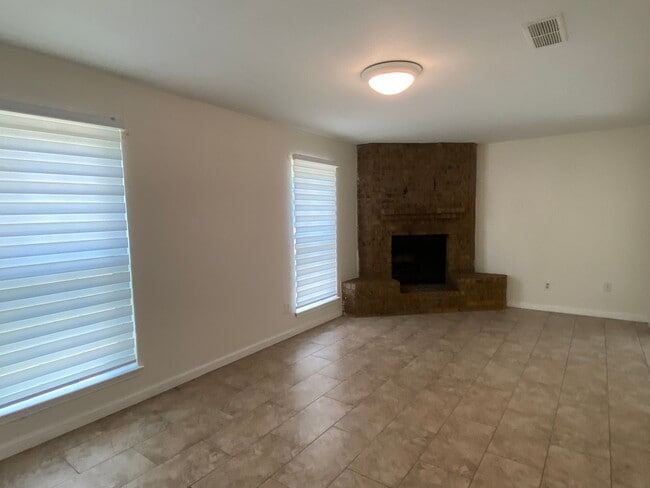 Building Photo - ***$500 off First Full Months rent with mo...