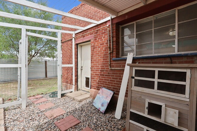 Building Photo - 325 Vista Hill Dr