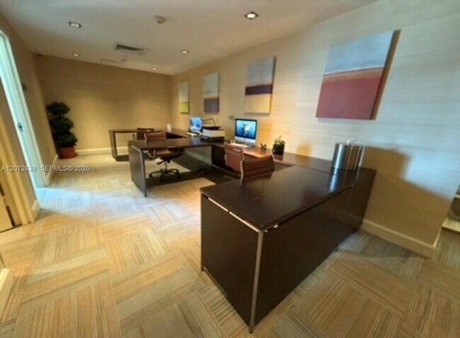 Building Photo - 950 Brickell Bay Dr