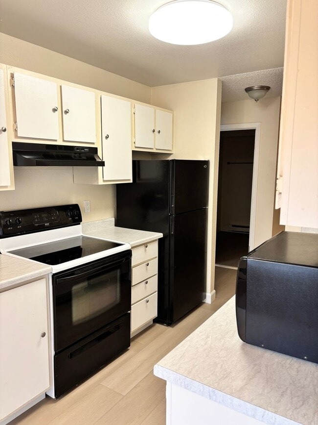Building Photo - NEWLY REMODELED CONDO - 1 BED/1 BATH UPSTA...