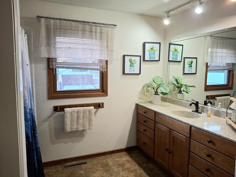 Building Photo - 2828 Saturn Ave