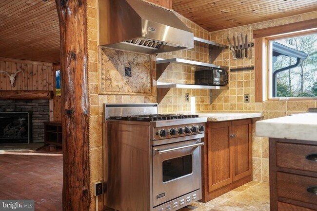 Building Photo - 371 Green Tree Dr