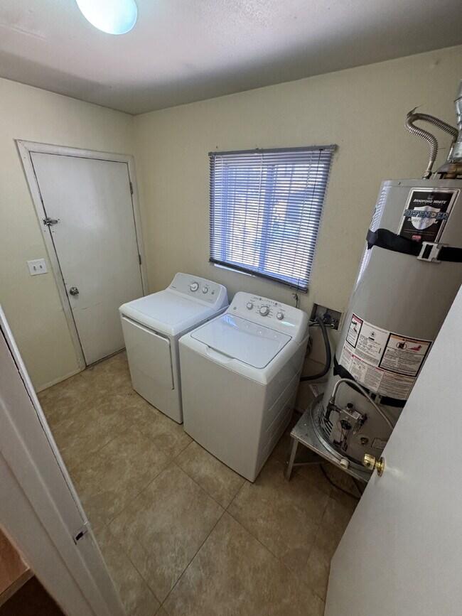 Building Photo - 2 bedroom 2 bath Single Story located in HENDERSON