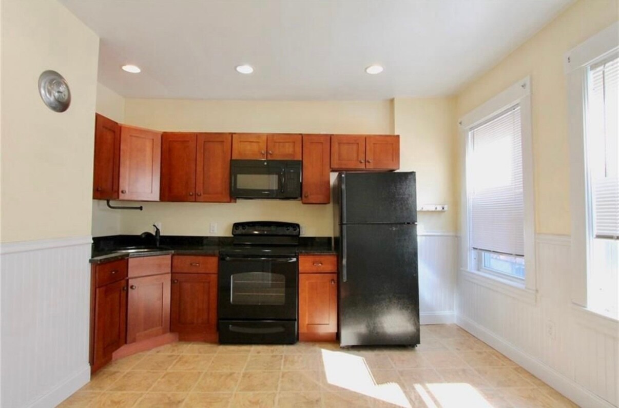 Kitchen - 23 Bedlow Ave