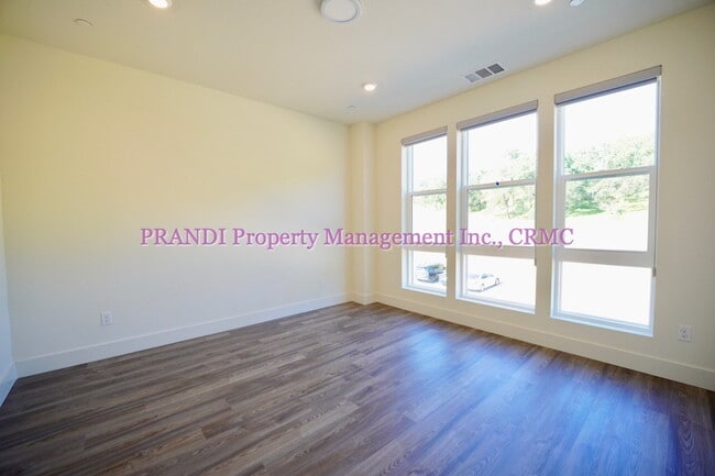 Building Photo - Brand New Townhome, Luxury Meets Convenience!