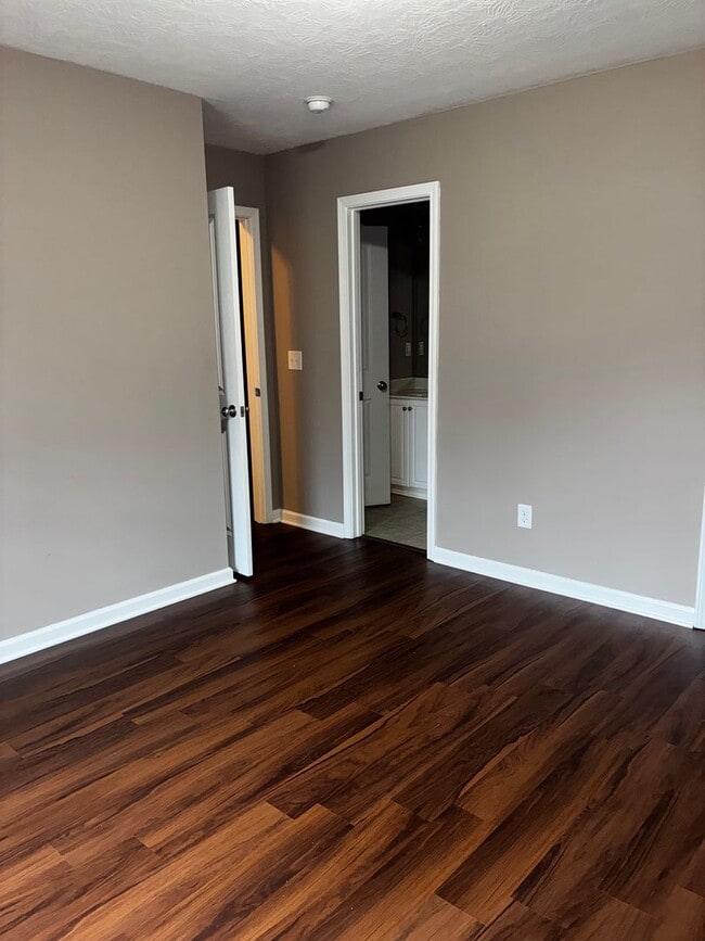 Building Photo - Elegant 3-Bedroom Townhouse with Modern Comforts.