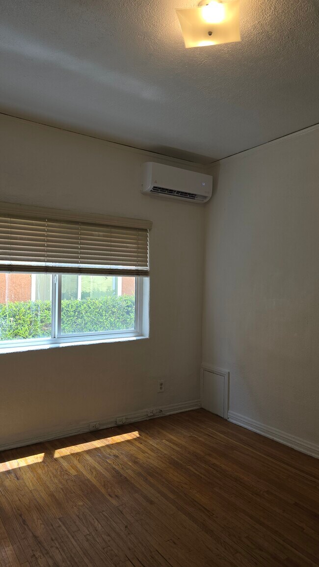 Building Photo - 2621 Wellington Rd