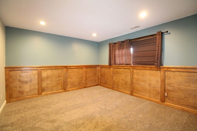 Building Photo - QUIET NEIGHBORHOOD!!  3 Bedroom, 1.5 Bath Home in Norwalk
