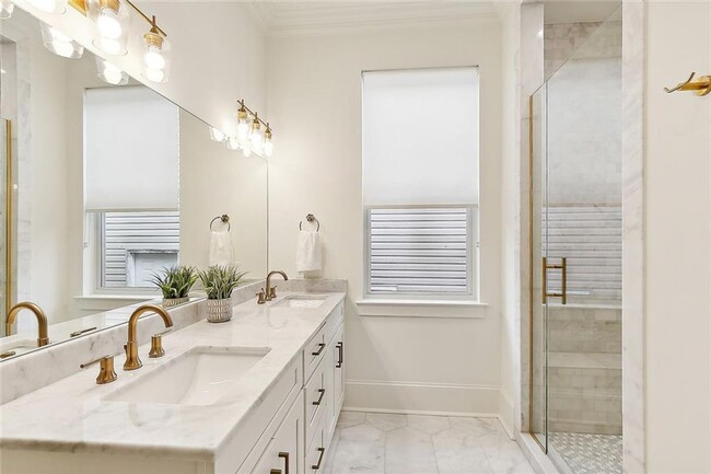 Building Photo - Gorgeous 3BD/2.5BA with Huge Backyard and Off Street Parking