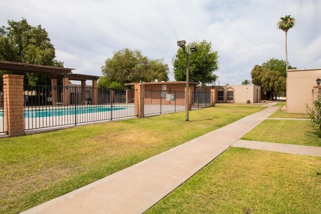 Building Photo - Amazing condo in heart of Glendale $1500.00/ Month $500.00 OFF towards 2nd months' rent