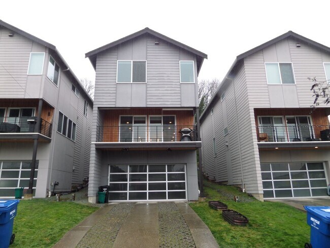 Building Photo - Immaculate and LARGE 4-Bedroom Home in Unb...