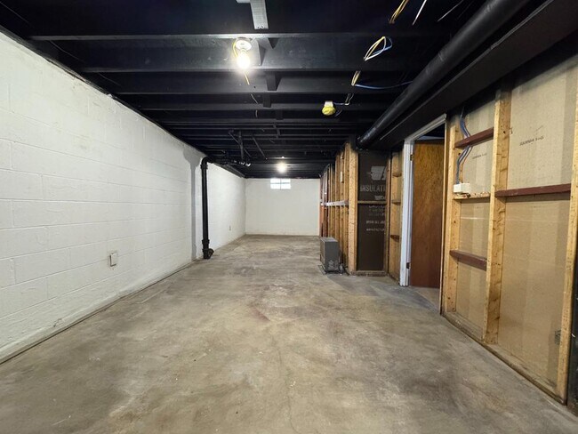 Building Photo - 2401 Bare St