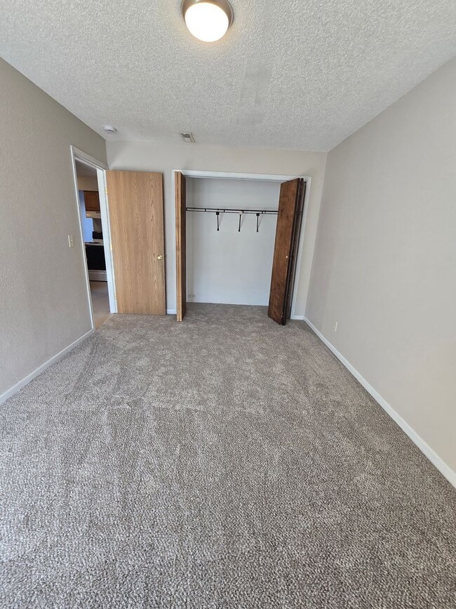 Building Photo - 2 Bedroom 1 Bathroom Apartment in the heart of Osage Beach!!