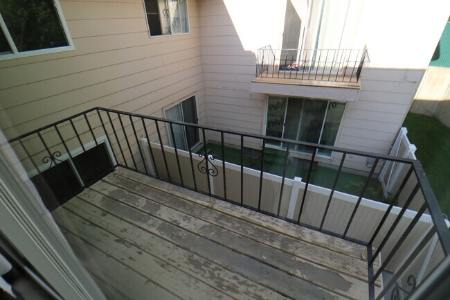 Building Photo - 4 Bedroom 3.5 Bathroom Townhome in Provo!