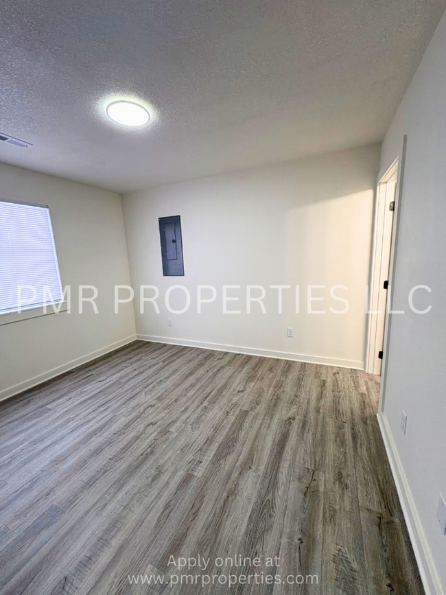 Building Photo - 3 Bedrooms/2 Bathroom House