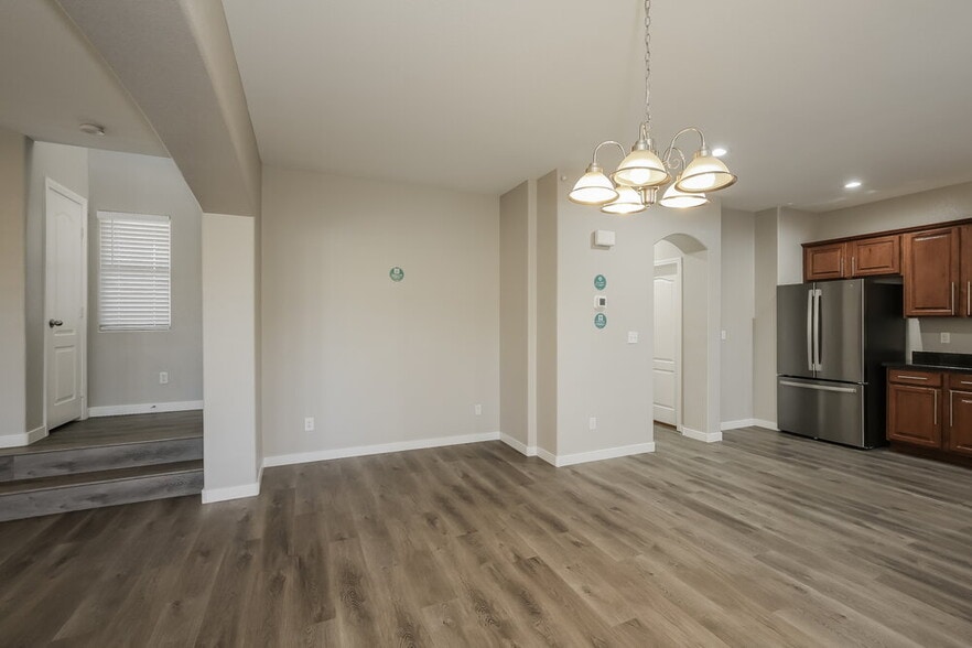 Building Photo - 1081 Crescent Falls St