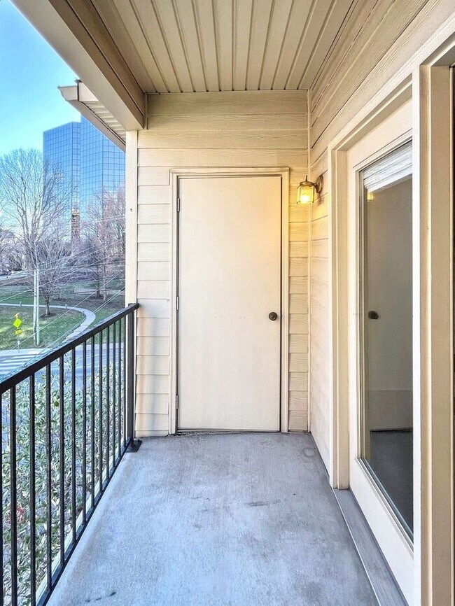 Building Photo - Lovely 1 Bed & 1.5 Bath Condo in Nashville...
