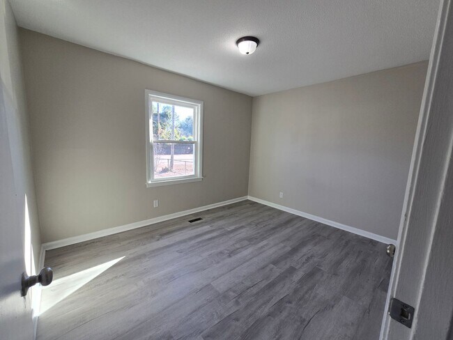 Building Photo - NEW LISTING!!!!!