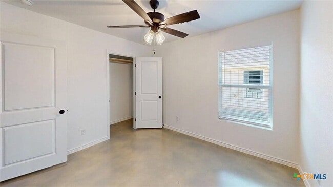 Building Photo - 907 Smoke Tree Ln