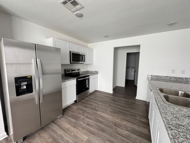 Building Photo - 3 bedroom Newer home