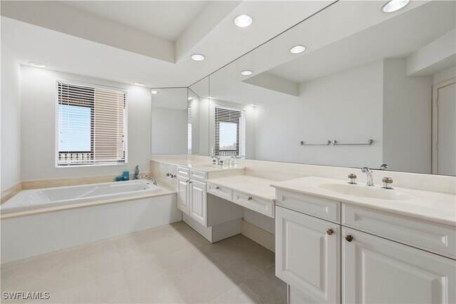 Building Photo - 8990 Bay Colony Dr