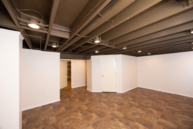 Building Photo - 9619 Outlook Dr