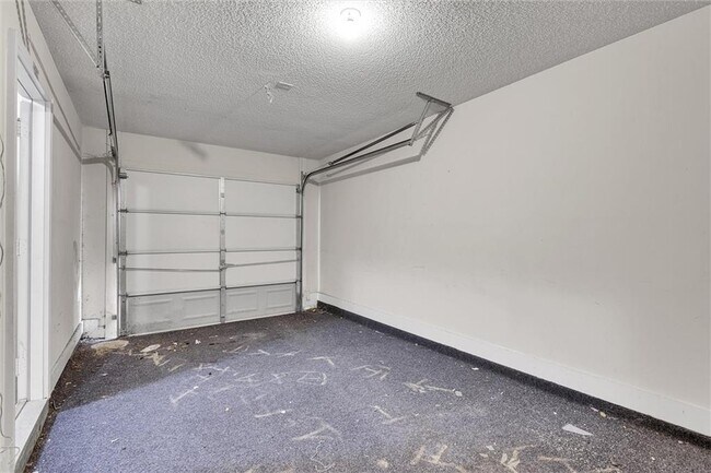 Building Photo - 6300 Hickory Ln Cir