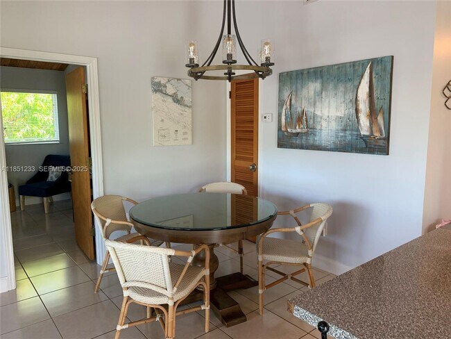 Building Photo - 112 Captains Ct