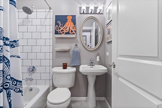 Building Photo - 1048 W Lawrence Ave