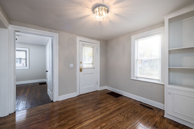 Building Photo - 2 Bedroom 1 Bath South Wedge, 1st floor la...