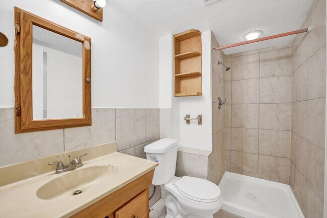 Building Photo - 3 BR / 3 BA + Patio + Parking AVAIL 8/1