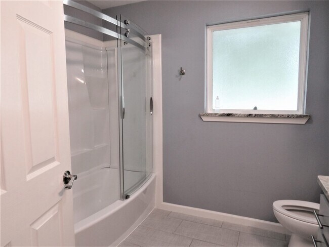 Building Photo - 1026 Thomas St